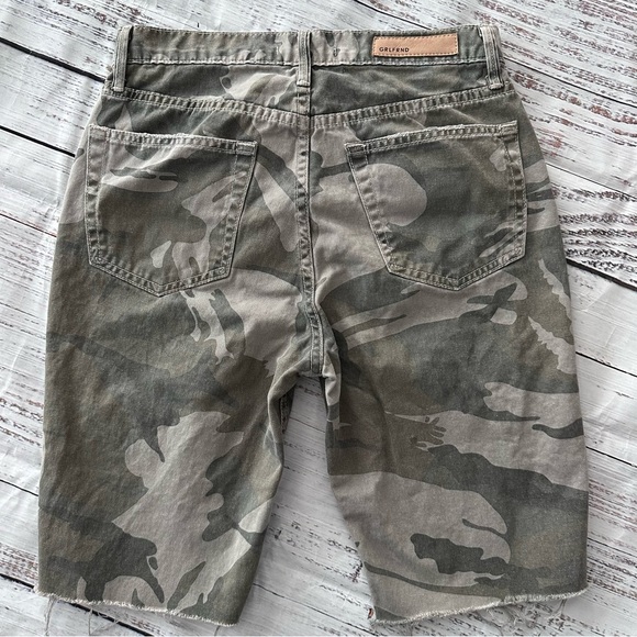 Grlfrnd camo high-rise Beverly shorts in go-rouge - Picture 4 of 5